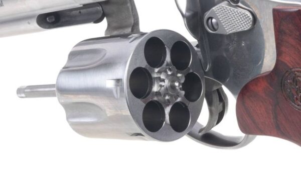 SMITH & WESSON MODEL 629 DELUXE .44 MAGNUM REVOLVER - 6"